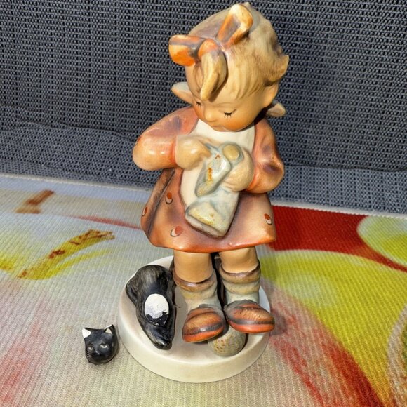 Hummel Porcelain Figurine "Mothers Helper" #133 TMK6 W. Germany - Picture 2 of 10